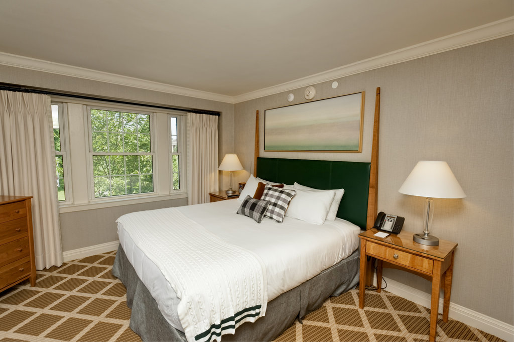 Deluxe Junior Suite King bedroom room, featuring one King Bed and